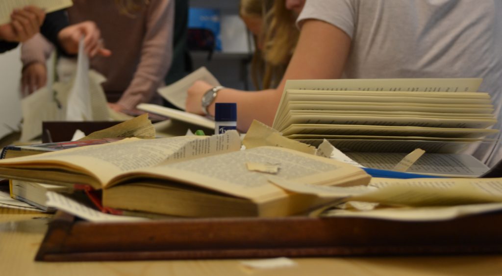 Her elever der river sider ud af gamle bøger i forbindelse med forfatterforløbet i Kumult!